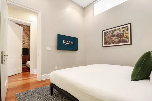 Adjoining, Apartment, 4 Beds, 2 King Beds, 2 Queen Beds, 2 Sofa، Factors Row by Sextant 3/10
