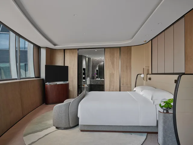 1 Bedroom, Suite, King Bed, Lake View, Living and Dining Areas، InterContinental Shanghai Harbour City 1/3