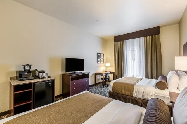 غرفة بسرير كوين لذوي الإعاقة، Cobblestone Inn & Suites at UW Stout Downtown Menomonie 3/6