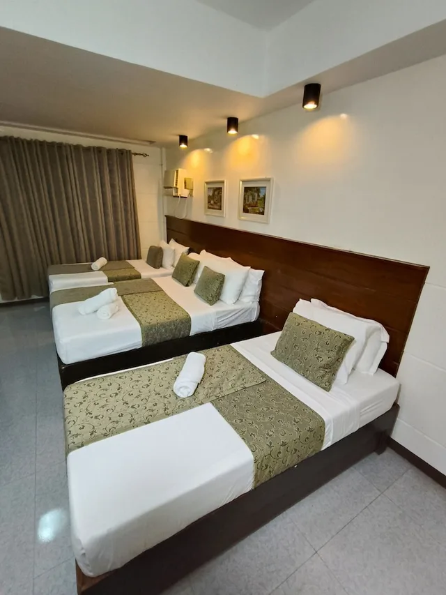 غرفة قياسية رباعية بسرير كوين وسريرين منفصلين، Delle Suites 3/4