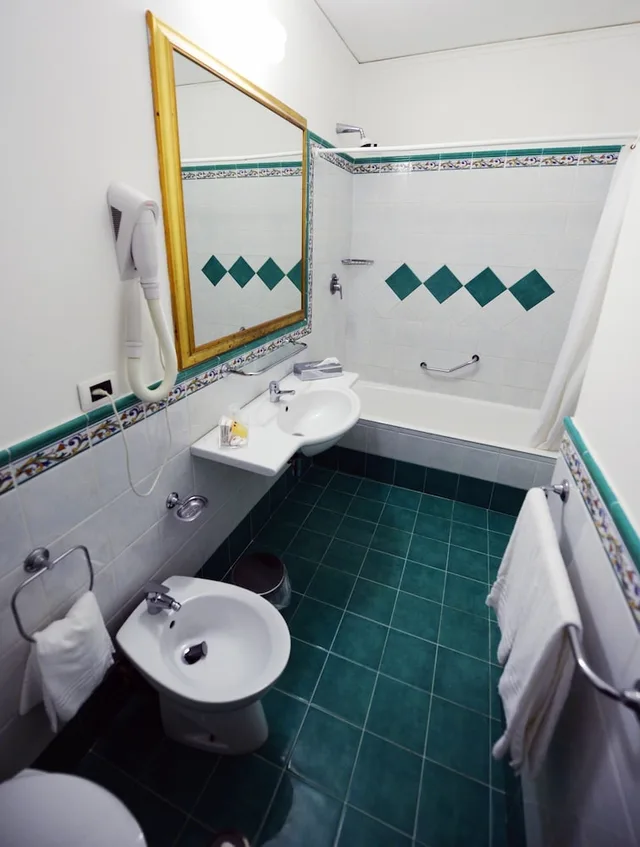 غرفة قياسية بسرير كوين بشرفة بإطلالة جزئية على البحر، Atlantic Palace Sorrento - Adults Only 3/5