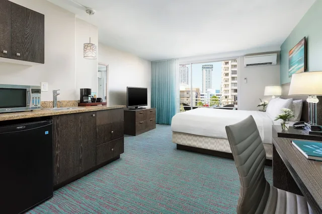 غرفة ديلوكس بسرير كوين بشرفة، Courtyard By Marriott Waikiki Beach 4/7