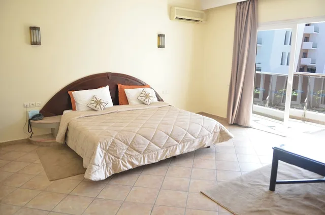 غرفة فاخرة بسرير مزدوج بإطلالة جزئية على البحر، Intouriste Hotel & Suites 2/10