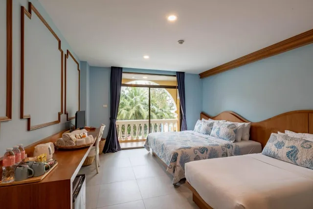 غرفة ثلاثية بإطلالة على المسبح، ROYAL PINEAPPLE HOTEL a welcome to wealth and good fortune 3/4