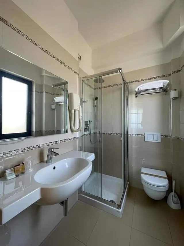 غرفة ديلوكس بسرير مزدوج بإطلالة على البحر بشرفة، Hotel Maja 3/3