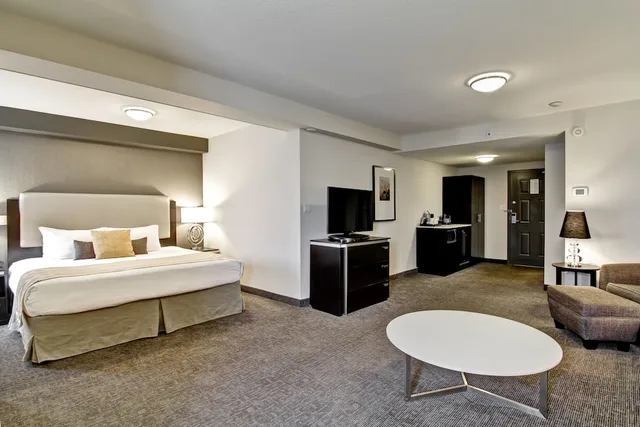 Coast, Premium, Junior Suite, Studio, King Bed, Valley View, Coast Kamloops Hotel And Conference Centre 3/7