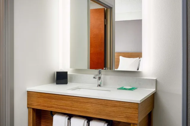 غرفة بسرير كينج في طابق مرتفع، Hyatt Place Greensboro 6/6