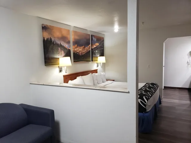 غرفة بسرير كوين بحوض استحمام لذوي الإعاقة، Days Inn By Wyndham Bishop 1/3