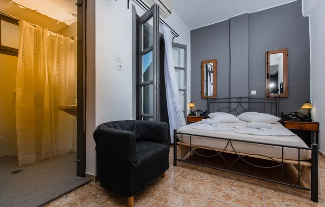 غرفة كلاسيكية بسرير كوين بإطلالة على المدينة، Villa Toula 6/10