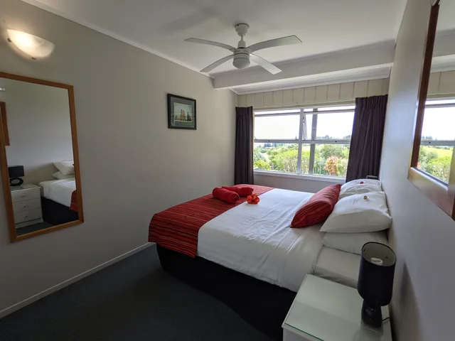 1 Bedroom, Apartment, King Bed, Kitchen, Cascade Garden Apartments 1/4