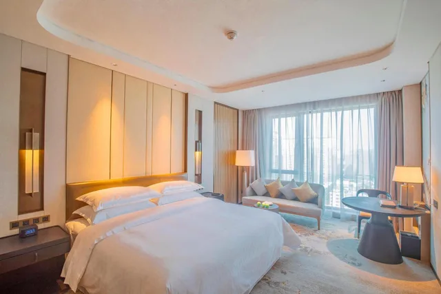 غرفة ديلوكس بسرير كينج، Sheraton Yunfu Xinxing Hotel 3/5