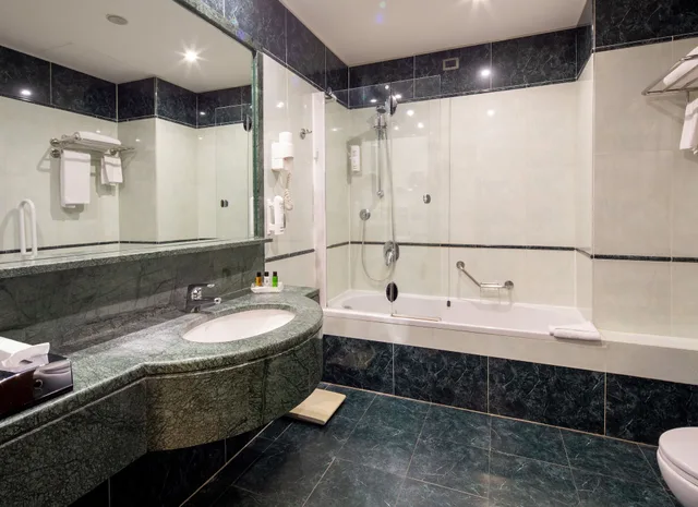غرفة عائلية بسرير كينج وسريرين منفصلين، HOLIDAY INN TURIN CORSO FRANCIA 4/4