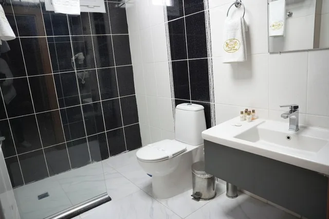 جناح شهر العسل بسرير كوين، Hotel Golden King 8/8