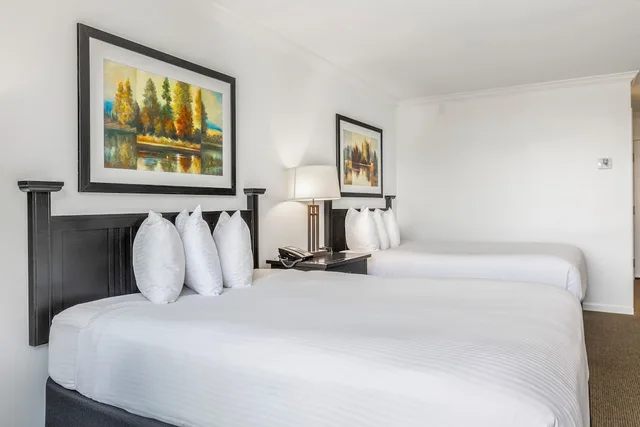 Deluxe, 2 Queen Beds, Lake Side، The Ridge Hotel 3/9