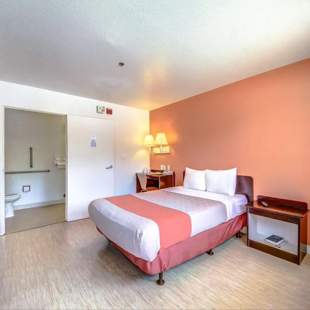 غرفة بسرير كوين، Motel6 San Antonio, TX - Six Flags Fiesta TX/La Cantera Area 8/10