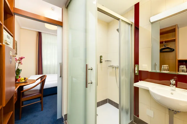 Budget, Double Bed, Street View، Austria Classic Hotel Wien 6/8