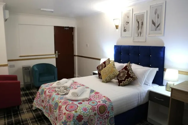 Deluxe Double Studio with bath، OYO 4 Sisters Inn 1/6