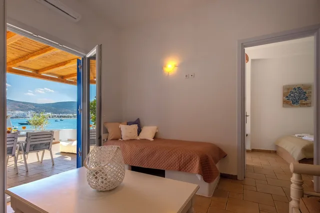 شقة بسرير مزدوج وسريرين منفصلين بإطلالة على البحر بغرفة نوم واحدة، Heliotropio Studios & Apartments 10/10