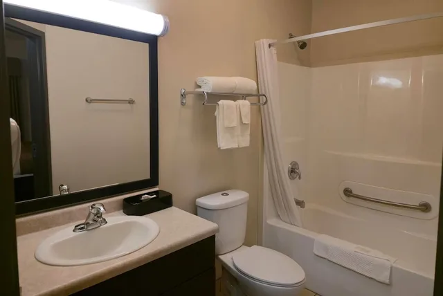 غرفة بسريرين كوين، Travelodge Suites by Wyndham Estevan 6/8