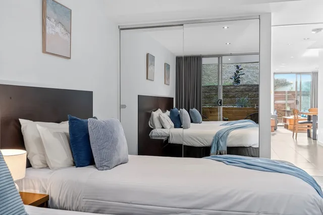 شقة بسرير كينج وسريرين منفصلين بغرفتي نوم في الطابق الأرضي، The Dolphin Apartments 7/10