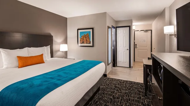غرفة قياسية ركنية بسرير كينج بمطبخ صغير، Best Western Plus Sun Canyon 1/10