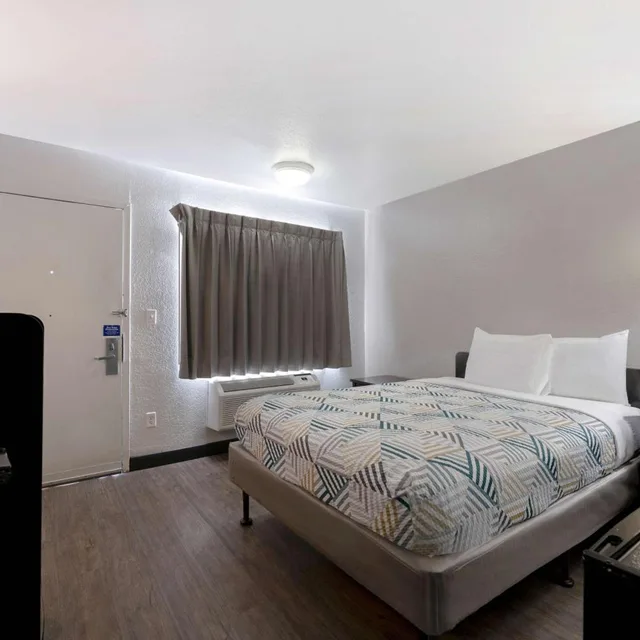 1 Full Bed ADA/Tub/Micfridge، Motel6 San Antonio, TX - West SeaWorld 8/10