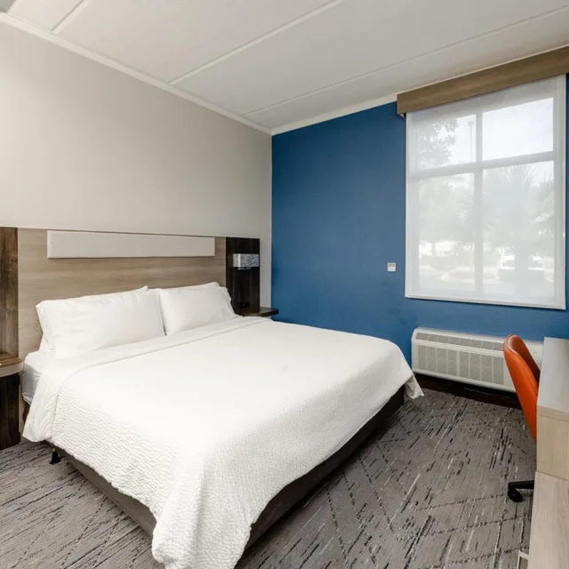 جناح بسرير كينج بغرفة نوم واحدة مع أريكة، Holiday Inn Express Charleston Ashley Phosphate 5/10