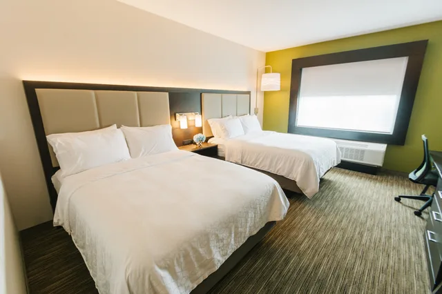 Standard, 2 Queen Beds, Holiday Inn Express & Suites Birmingham - Homewood 7/10