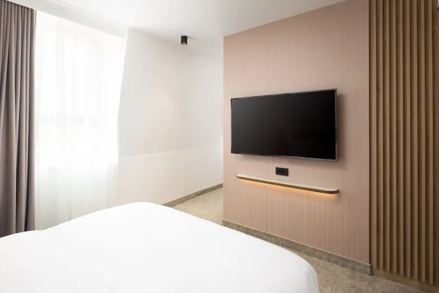 غرفة قياسية بسرير كوين، Courtyard By Marriott Cluj-Napoca Downtown 2/3