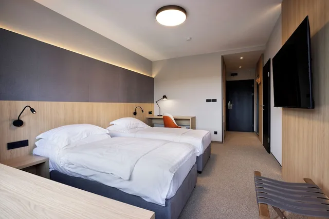 غرفة بسريرين منفصلين بإطلالة على البحيرة بشرفة، Hotel Kompas 1/3