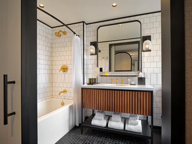 غرفة فاخرة بسرير كوين، 21c Museum Hotel St Louis 5/8