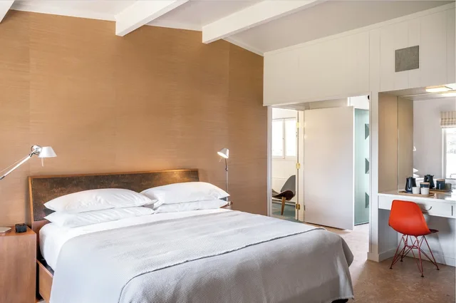 غرفة عائلية بسرير كينج وسرير بطابقين، Birchwood Inn 1/1