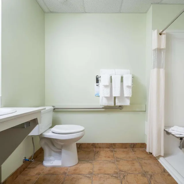 غرفة بسرير كينج لذوي الإعاقة، Service Plus Inns and Suites Calgary 3/6