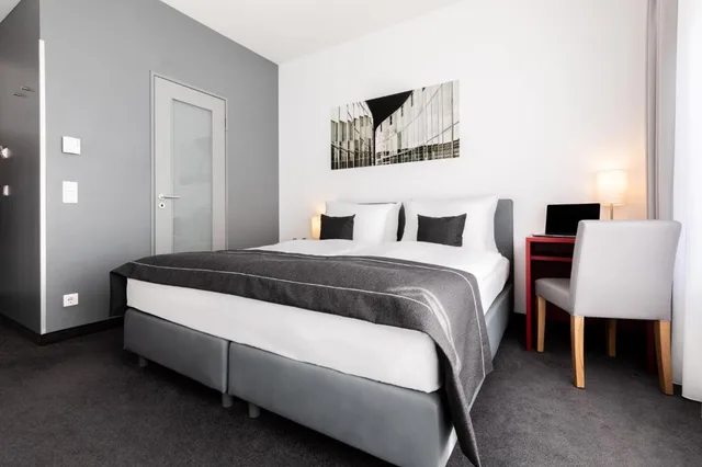 غرفة قياسية بسرير كينج وسرير كوين، Garner Hotel Berlin - Gendarmenmarkt by IHG 7/10