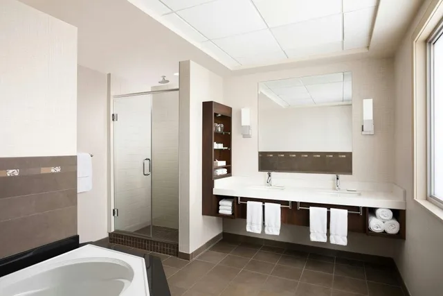 1 Bedroom, Bi Level, Loft, King Bed, Atrium View, Sofa, Balcony, Atrium Building، Delta Hotels By Marriott Calgary South 4/5