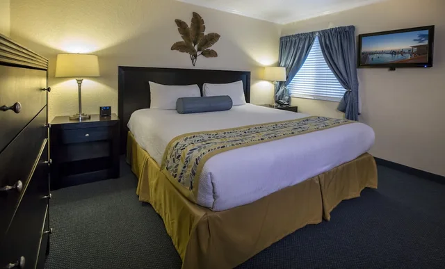 2 Bedrooms, Suite, King and Queen Bed, Bay View، Sailport Waterfront Suites Hotel 2/4