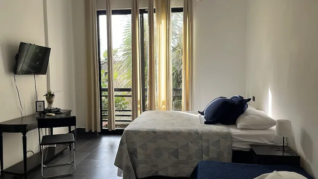 غرفة عائلية ثلاثية بسرير فردي بإطلالة على المسبح، MANAYA BED & BREAKFAST 1/1