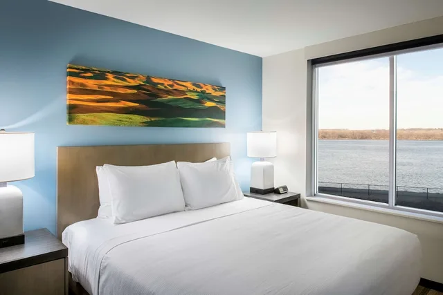غرفة بسرير كينج بإطلالة على النهر، Hyatt House East Moline/Quad Cities 4/12