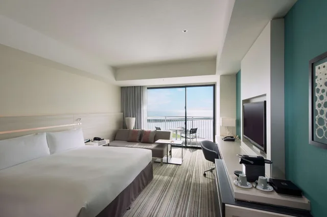 غرفة تنفيذية بسرير كينج بإطلالة على البحر بشرفة، Hilton Okinawa Chatan Resort 1/3