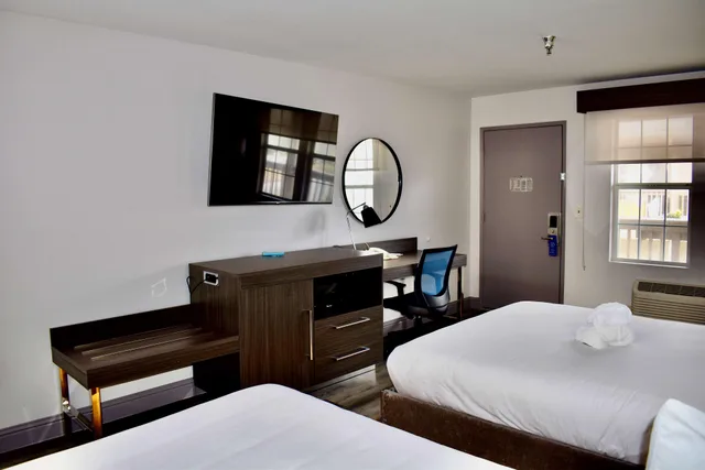 غرفة بسريرين مزدوجين، Best Western Marina State Beach 2/9