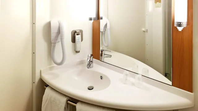 غرفة بسريرين منفصلين بإطلالة على النهر، Ibis Dinant Centre 6/9