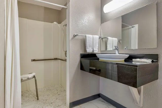 غرفة قياسية بسريرين مزدوجين لذوي الإعاقة، Motel6 Oshkosh, WI 10/10