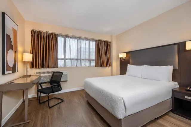 Efficiency, Suite, Queen Bed، Hotel Montreal Metropolitan, an Ascend Collection Hotel 1/7
