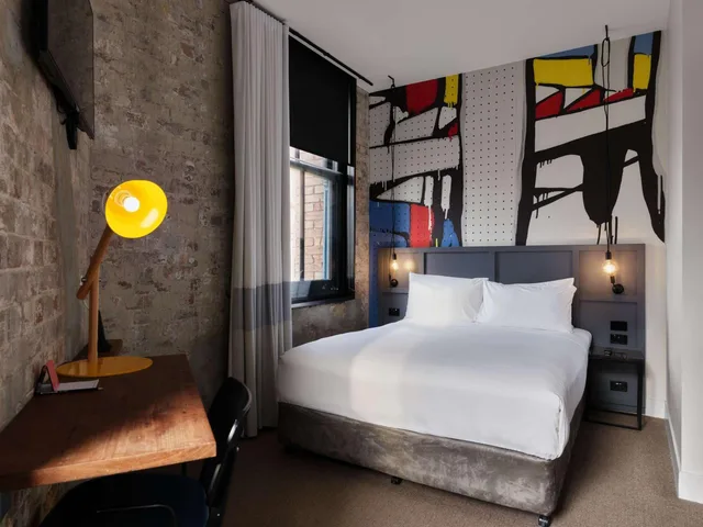 غرفة قياسية بسرير كوين، Hotel Woolstore 1888, Sydney - Handwritten Collection 2/4