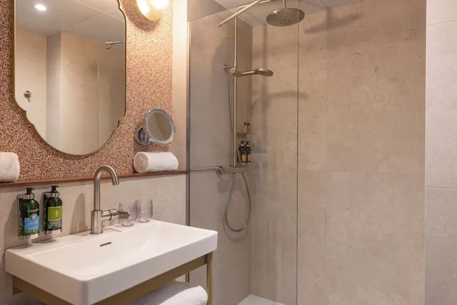 غرفة عائلية بسرير كوين بإطلالة على المدينة مع أريكة، Hotel Brittany Opera 4/4