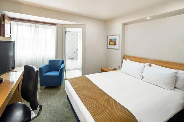 Room, Queen Bed, HOLIDAY INN BASINGSTOKE 3/5