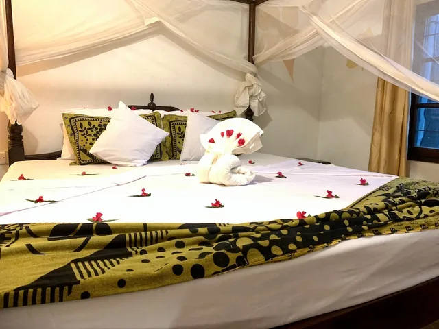 غرفة قياسية بسرير كوين بإطلالة على المسبح بشرفة، Kenyan House Boutique Hotel 8/10