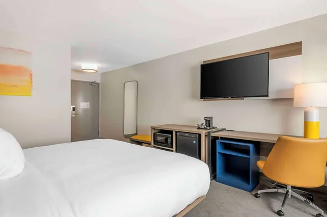غرفة قياسية بسرير كينج، Comfort Inn Kendallville East, IN 2/3