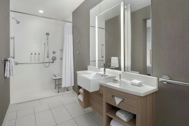 جناح بسريرين كوين بغرفة نوم واحدة مع سرير سحّاب إضافي لذوي الإعاقة، SpringHill Suites by Marriott Athens Downtown/University Area 3/4