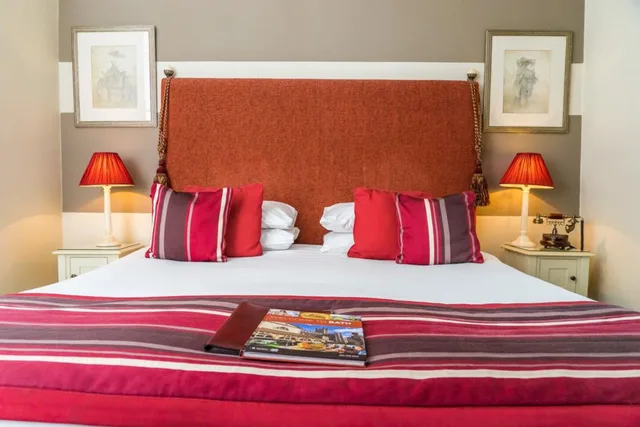 Panoramic, Classic, Queen Bed, Oldfields House 3/3